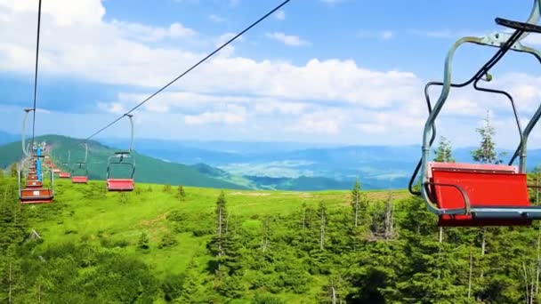 Paisaje montañoso de los Cárpatos con cabina de teleférico sobre fondo azul cielo — Vídeo de stock