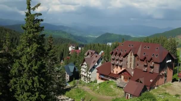 Viaggio in funivia più lungo all'interno di alta montagna in alte case di legno e nuvola sfondo blu. Montagne Carpazie in Ucraina — Video Stock