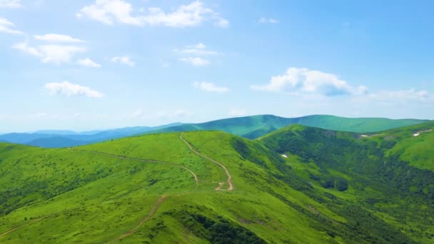 Vackert grönt kaukasiskt bergslandskap med långa övergivna vägar på sommaren. Vandring, turism. Vackra berg landskap utsikt. — Stockvideo