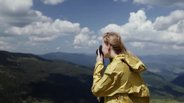 Fényképész utazó fényképezőgéppel fényképez hegyek tetején álló hegy. Csodálatos kilátás kirándulás kaland. Kárpátok, Ukrajna, Európa. — Stock videók