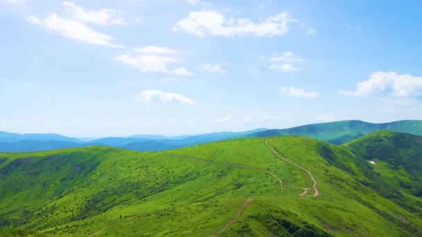 Hermoso valle de montaña con largos caminos terrestres al sol. Vacaciones y viajes — Vídeos de Stock