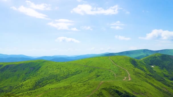 太陽の時間で長い土地の道路と美しい山の谷。休暇と旅行に — ストック動画