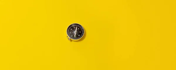 Vista Desde Arriba Brújula Sobre Fondo Amarillo Con Espacio Copia — Foto de Stock