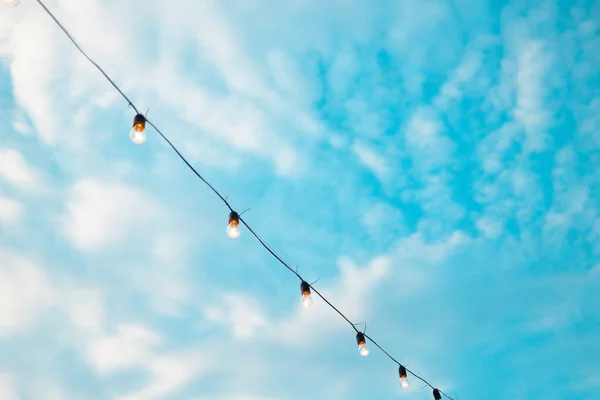 Lampadine Ghirlanda Retrò Appeso Nel Ristorante Caffè Giardino Sera Arredamento — Foto Stock