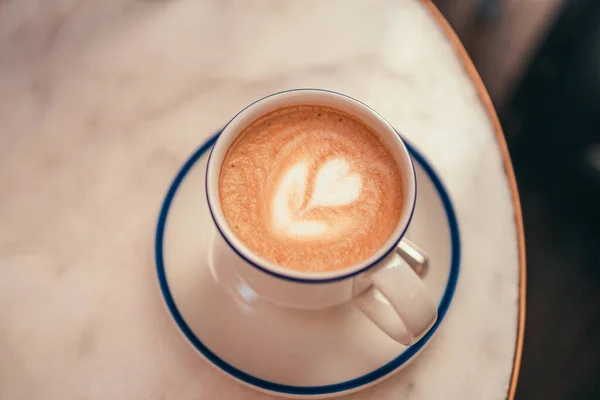 Glasschale Mit Heißem Aromatischem Kaffee Cappuccino Auf Weißem Marmortisch Straßencafé — Stockfoto