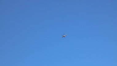 Boş arkaplanı, havacılık ulaşımı, izleme veya kurtarma konsepti olan açık mavi gökyüzünde uçan küçük bir helikopter.
