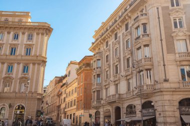 Roma, İtalya - 4 Ekim 2025: Roma şehir merkezinde tarihi binalarla çevrili yayalar, arabalar ve scooterlarla dolu işlek cadde kavşağı.