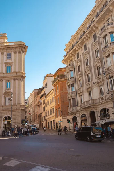 Roma, İtalya - 4 Ekim 2025: Roma şehir merkezinde tarihi binalarla çevrili yayalar, arabalar ve scooterlarla dolu işlek cadde kavşağı.