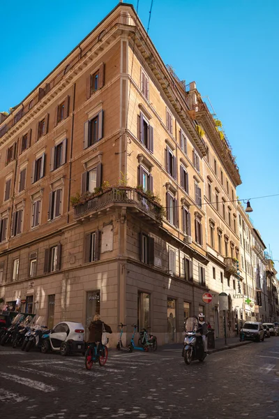 Roma, İtalya - 3 Ekim 2025: Roma şehir merkezinde güneşli bir günde tarihi konut binaları yakınlarındaki bir caddeden geçen yayalar.