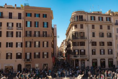 Roma, İtalya - 4 Ekim 2025: Roma şehir merkezinde güneşli bir günde İspanyol Merdivenleri yakınlarındaki Piazza di Spagna 'da toplanan büyük turist topluluğu, tarihi konut binalarıyla çevrelendi..