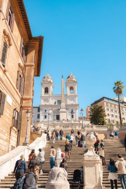 Roma, İtalya - 4 Ekim 2025: Trinita dei Monti Kilisesi, Roma 'da açık mavi bir gökyüzünün altında merkezi dikili İspanyol Merdivenleri' ne bakıyor..