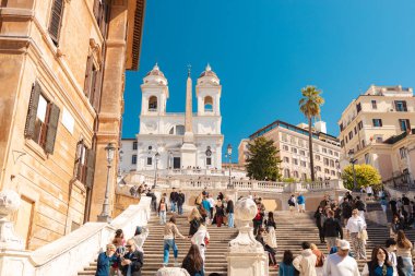 Roma, İtalya - 4 Ekim 2025: Trinita dei Monti Kilisesi, Roma 'da açık mavi bir gökyüzünün altında merkezi dikili İspanyol Merdivenleri' ne bakıyor..