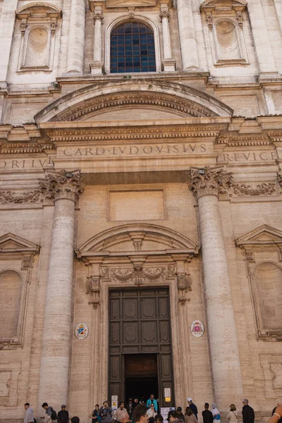 Roma İtalya 3 Ekim 2025 - Sütunlu barok kilise cephesi açık gökyüzü altında tarihi şehir merkezinde mimari unsurlar ve heykeller.