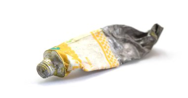 Yakın plan. Beyaz arka planda sarı renkleri olan eski sanatçı yağı tüpü.