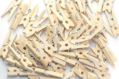 Tahta Pegs beyaz arkaplanda izole edildi