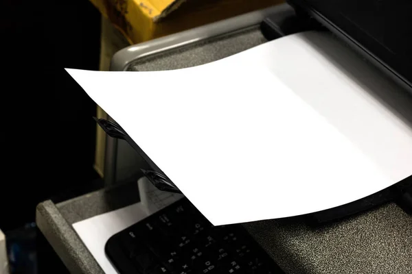 Nahaufnahme Weißer Papierblätter Auf Dem Drucker Büro — Stockfoto