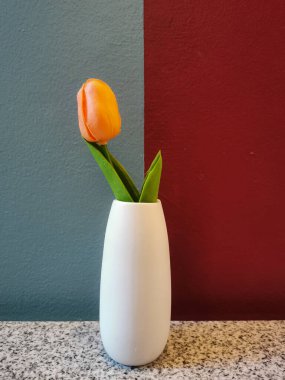 Masa arkasındaki beyaz vazodaki laleler kopya alanı içeriyor.