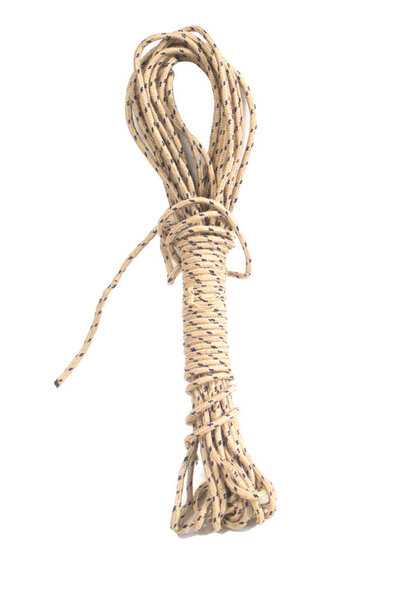 Канаты аккуратно хранятся, свернуты в корзину, на белом фоне.