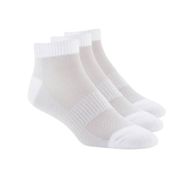 Beyaz renkli mini çoraplar beyaz arka planda izole edilmiş tasarım için. Spor için kısa çoraplar. Reklam, logo ve markalaşma için etiketler. Çift spor pamuklu çorap..
