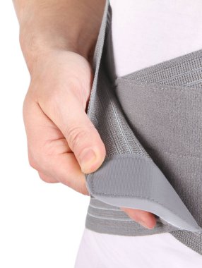İnsan vücudunda ortopedik bel korsesi. Sırt desteği, bel destek kemeri. Sırt köprücük kemiği için duruş düzelticisi. Ameliyat sonrası fıtık, hamilelik ve doğum sonrası bel desteği..