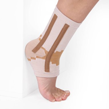 Ortopedik ayak bileği ipliği. Tıbbi Bilek Bandajı. Tıbbi Bilek Destek Kayışı Ayarlanabilir Bandaj Sargısı Ayak Ağrısı Rahatlatıcı Spor. Bacak askısı beyaz arkaplanda izole edilmiş. Travma bileği ortozu. Yaralanma
