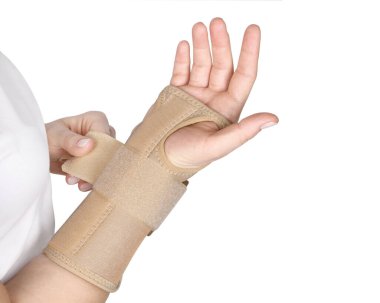 Elastik bilek bandajı. Ortopedik tıbbi kondisyon bandajı. Elastik bilek sakatlama desteği. Spor Koruyucu Bileklik beyaz arka planda izole edildi. Bilek Konumu Ortozu. Bilek ağrısı..