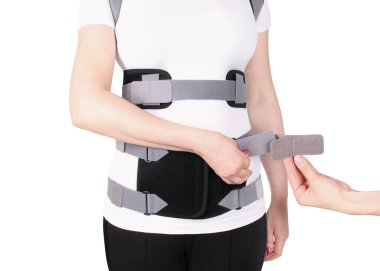 İnsan vücudunda ortopedik bel korsesi. Sırt desteği, bel destek kemeri. Sırt köprücük kemiği için duruş düzelticisi. Ameliyat sonrası fıtık, hamilelik ve doğum sonrası bel desteği..