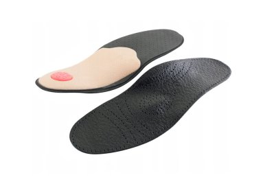 Beyaz arka planda izole edilmiş ortopedik taban. Düz taban ve ayak hastalıklarının tedavisi ve önlenmesi. Ayak bakımı, ayaklara iyi gelir. Rahat ayakkabılar giy. Tıbbi tabanlar.