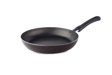 Beyaz arka planda izole edilmiş yemek pişirmek için yeni boş ızgara metal tava. Kopyalama alanı için boş tava döküm Demir tava.