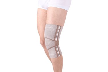 Diz Destek Kolu beyaz arka planda izole edilmiş bir bacak üzerinde. Ortopedik Anatomik Ortopedi. Diz sabitleme, yaralanma ve ağrı için diş telleri. Ortopedi. Ayak ortozu. Diz eklemi bandaj kolu. Elastik Spor