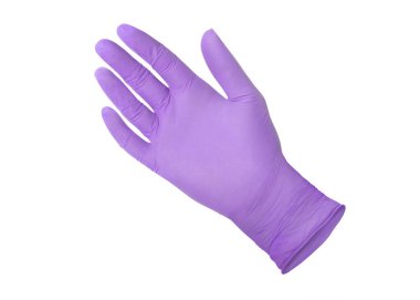 Tıbbi nitril eldivenler. Beyaz arka planda elleri olan iki mor cerrahi eldiven. Lastik eldiven üretimi, insan eli lateks eldiven giyiyor. Doktor ya da hemşire koruyucu eldiven takıyor.