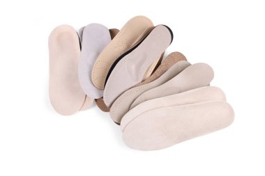 Beyaz arka planda izole edilmiş ortopedik taban. Düz taban ve ayak hastalıklarının tedavisi ve önlenmesi. Ayak bakımı, ayaklara iyi gelir. Rahat ayakkabılar giy. Tıbbi tabanlar.