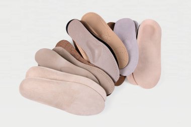 Beyaz arka planda izole edilmiş ortopedik taban. Düz taban ve ayak hastalıklarının tedavisi ve önlenmesi. Ayak bakımı, ayaklara iyi gelir. Rahat ayakkabılar giy. Tıbbi tabanlar.