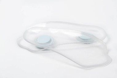 Beyaz arka planda izole edilmiş ortopedik taban. Düz taban ve ayak hastalıklarının tedavisi ve önlenmesi. Ayak bakımı, ayaklara iyi gelir. Rahat ayakkabılar giy. Tıbbi tabanlar.