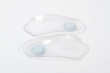 Beyaz arka planda izole edilmiş ortopedik taban. Düz taban ve ayak hastalıklarının tedavisi ve önlenmesi. Ayak bakımı, ayaklara iyi gelir. Rahat ayakkabılar giy. Tıbbi tabanlar.