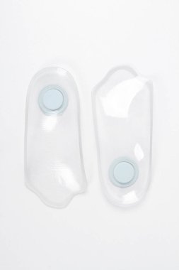 Beyaz arka planda izole edilmiş ortopedik taban. Düz taban ve ayak hastalıklarının tedavisi ve önlenmesi. Ayak bakımı, ayaklara iyi gelir. Rahat ayakkabılar giy. Tıbbi tabanlar.