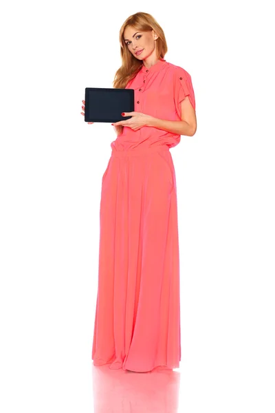Dziewczyna w różowej sukience z komputera typu tablet — Zdjęcie stockowe