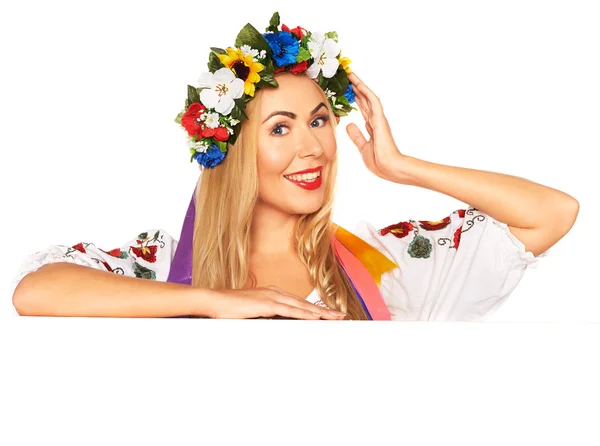 魅力的な女性は、ボードの背後にあるウクライナの民族衣装を着ています。 — ストック写真