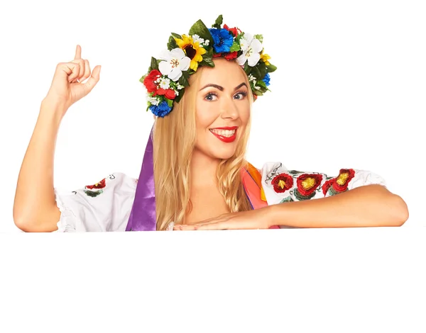 Attraktive Frau trägt ukrainische Nationalkleidung hinter Bord — Stockfoto