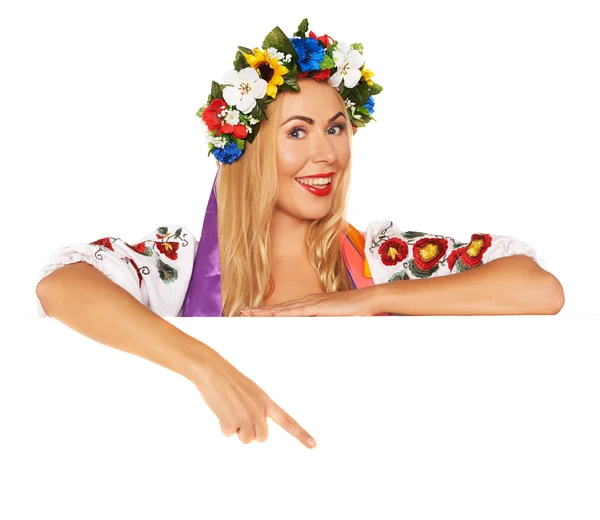 Attraktive Frau trägt ukrainische Nationalkleidung hinter Bord — Stockfoto