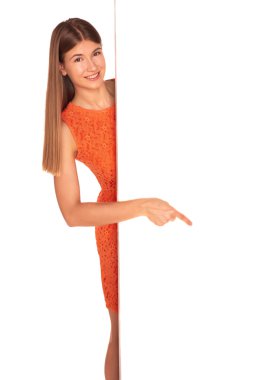 Pano arkasındaki turuncu elbiseli kız
