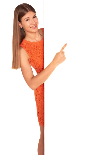 Pano arkasındaki turuncu elbiseli kız — Stok fotoğraf
