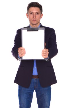 boş bir beyaz tahta tutan işadamı