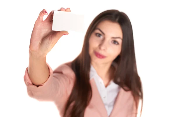 Vrouw met creditcard geïsoleerd op witte achtergrond — Stockfoto