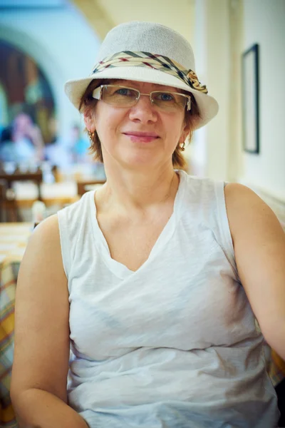 Beautiful woman in hat sitting in coffee — 图库照片