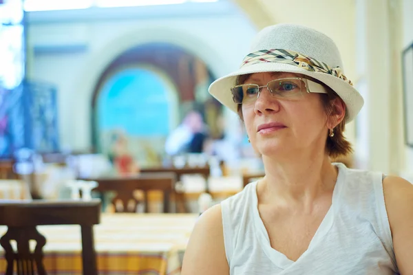 Beautiful woman in hat sitting in coffee — 图库照片