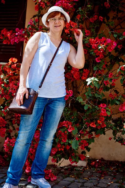 Stylish woman in hat to go in a street — 图库照片