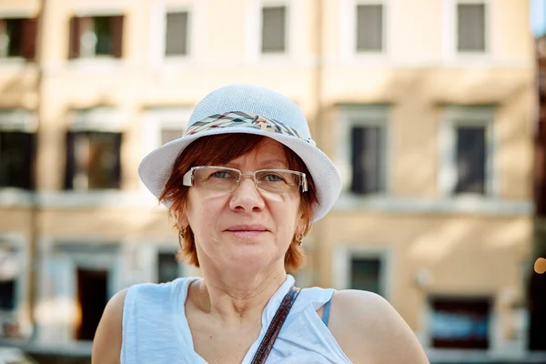 Stylish woman in hat to go in a street — 图库照片