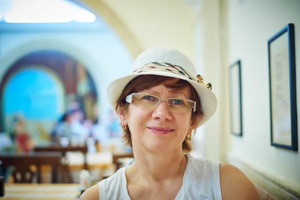 Beautiful woman in hat sitting in coffee ストック画像