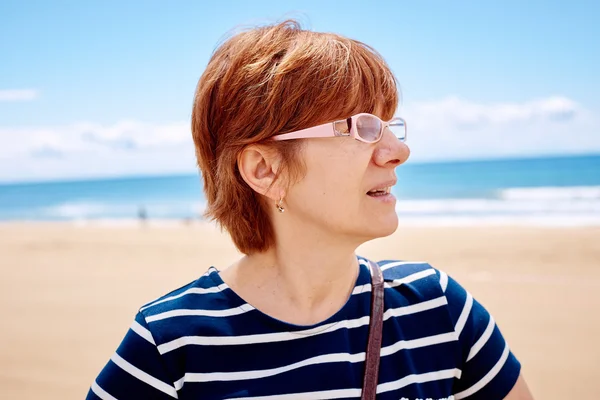 Стильная женщина на пляже — стоковое фото